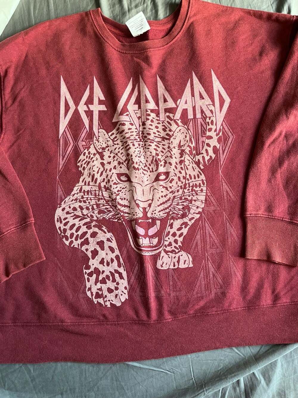 Def Leppard Band Logo Leopard Graphic Crewneck Sweatshirt in Burgundy